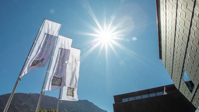 Fahnen vor dem Hauptgebäude der FHGR