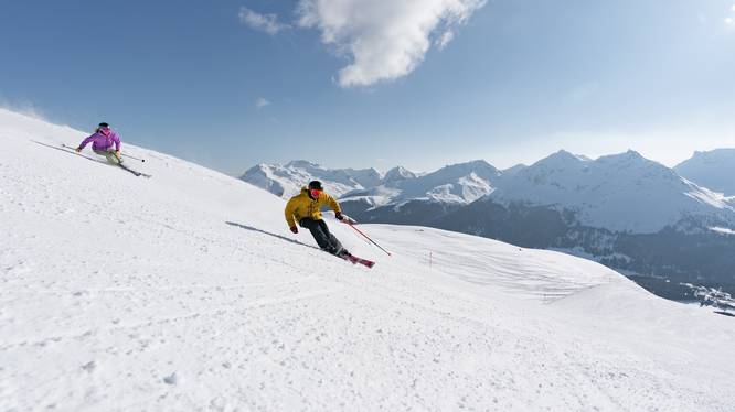 Skifahrer auf einer Piste in Graubünden
