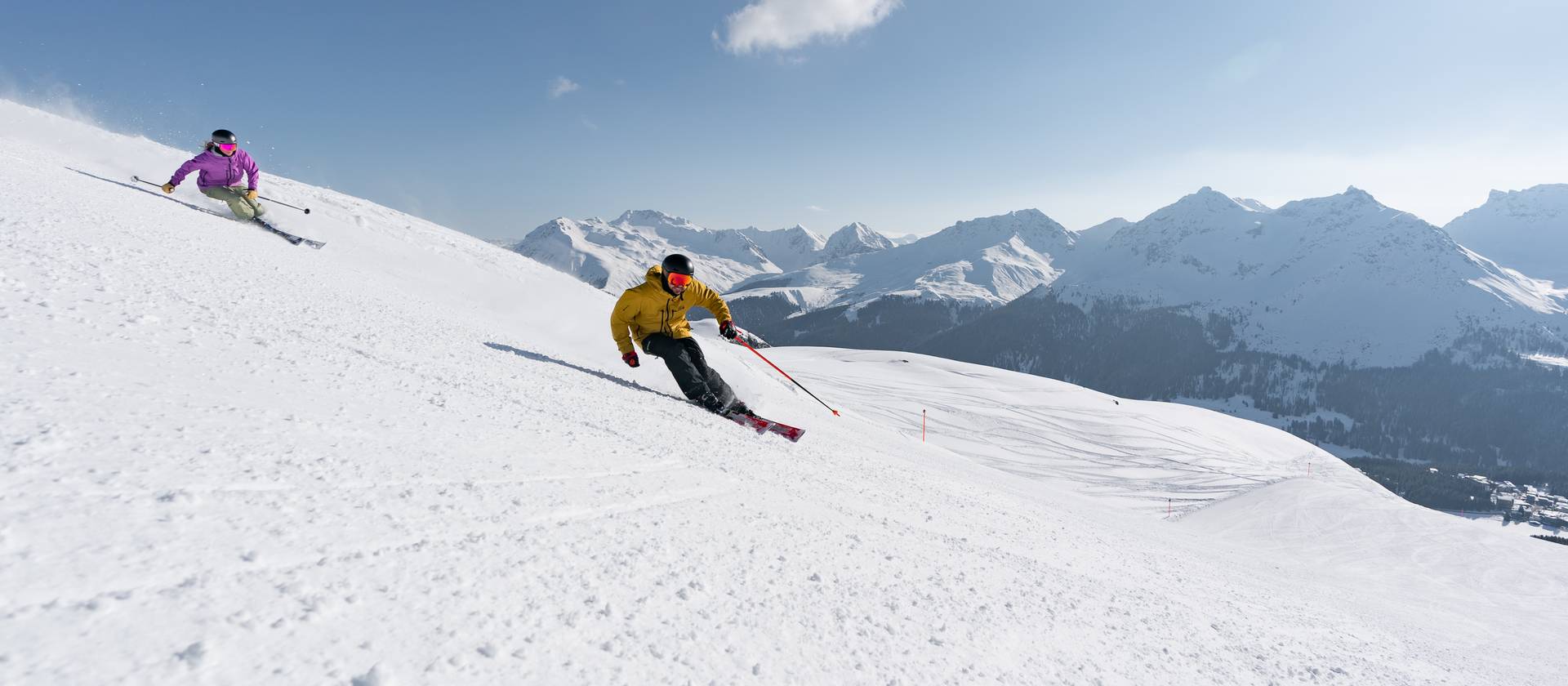 Skifahrer auf einer Piste in Graubünden
