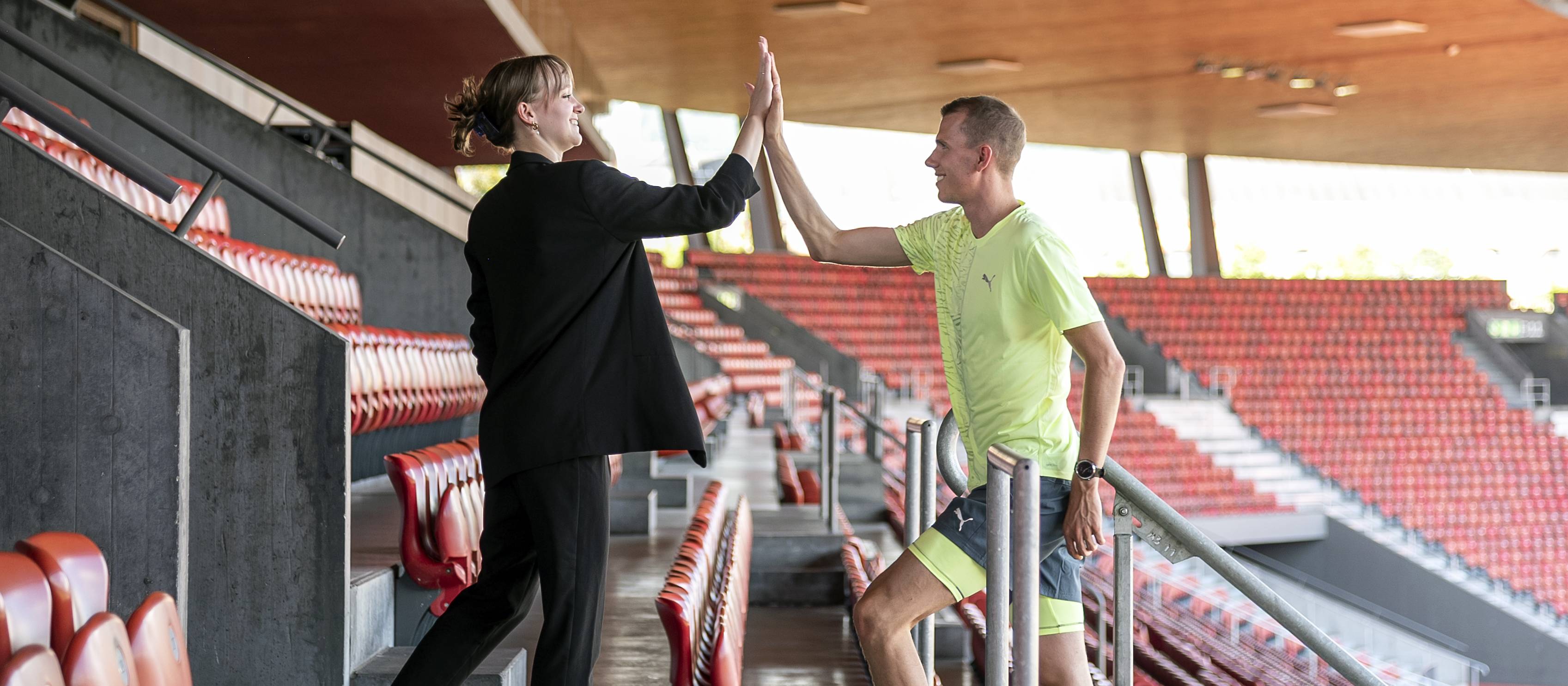 Sport studieren in der Schweiz: Zwei Sportstudierende geben sich ein High Five.