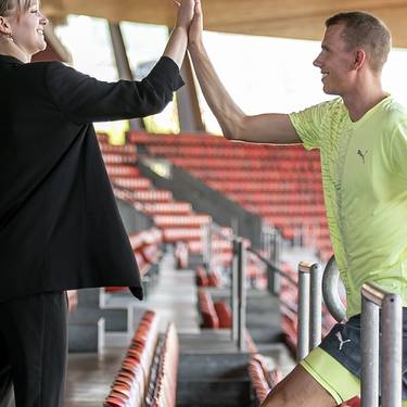 Sport studieren in der Schweiz: Zwei Sportstudierende geben sich ein High Five.