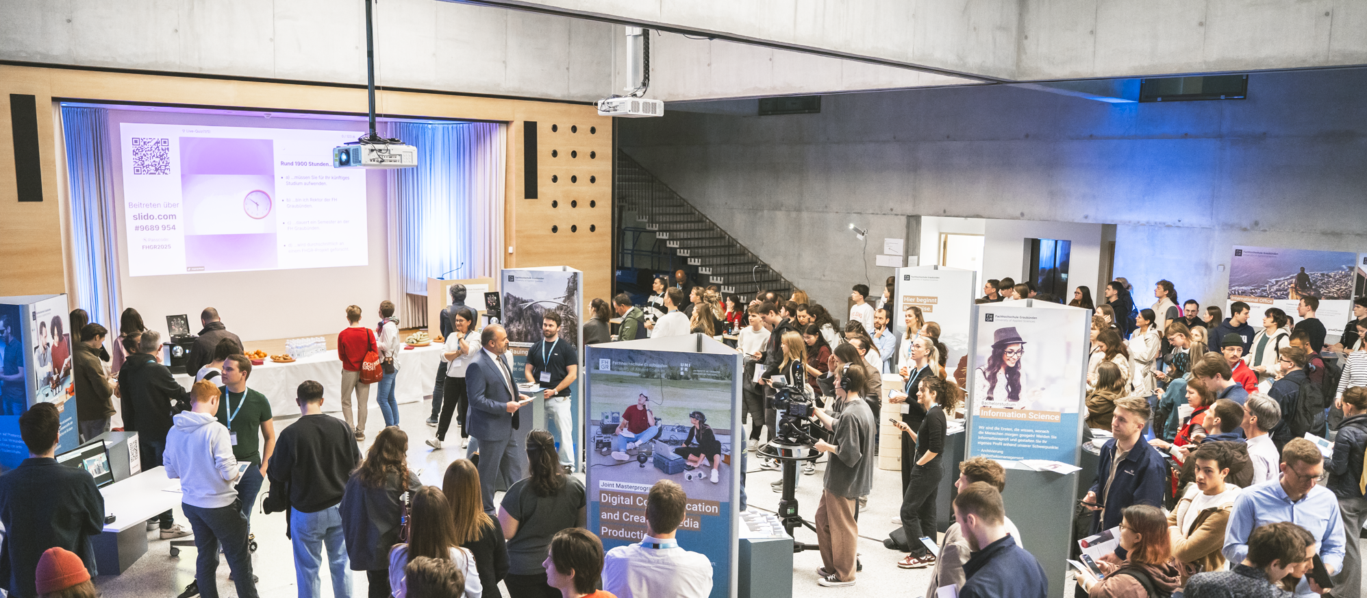Studieninteressierte an einem Infotag der Fachhochschule Graubünden
