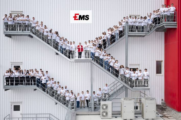 Gruppenfoto: Lernende der EMS mit Frau Martullo auf der Treppe