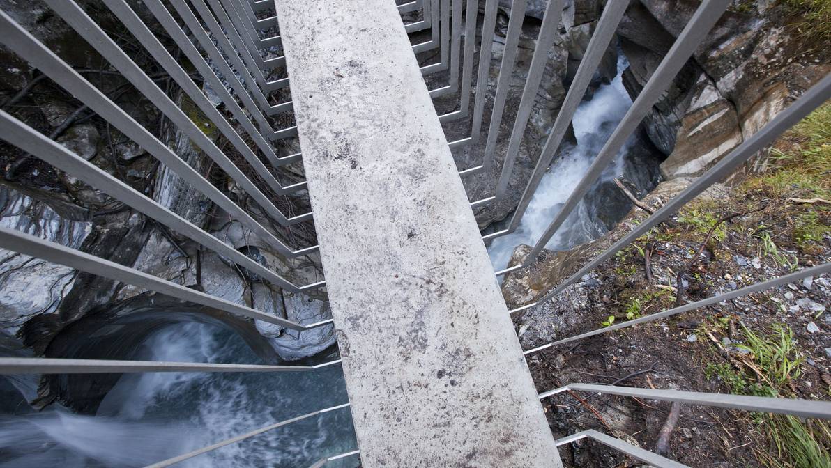 Fussbrücke auf dem Trutg dil Flem Wanderweg in Flims (© Jürg Conzett)