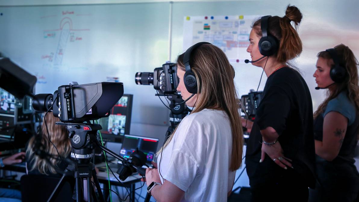 Die FHGR-Studierenden bereiten sich auf die mediale Umsetzung der Eurovision Song Contest Eröffnungsfeier vor.