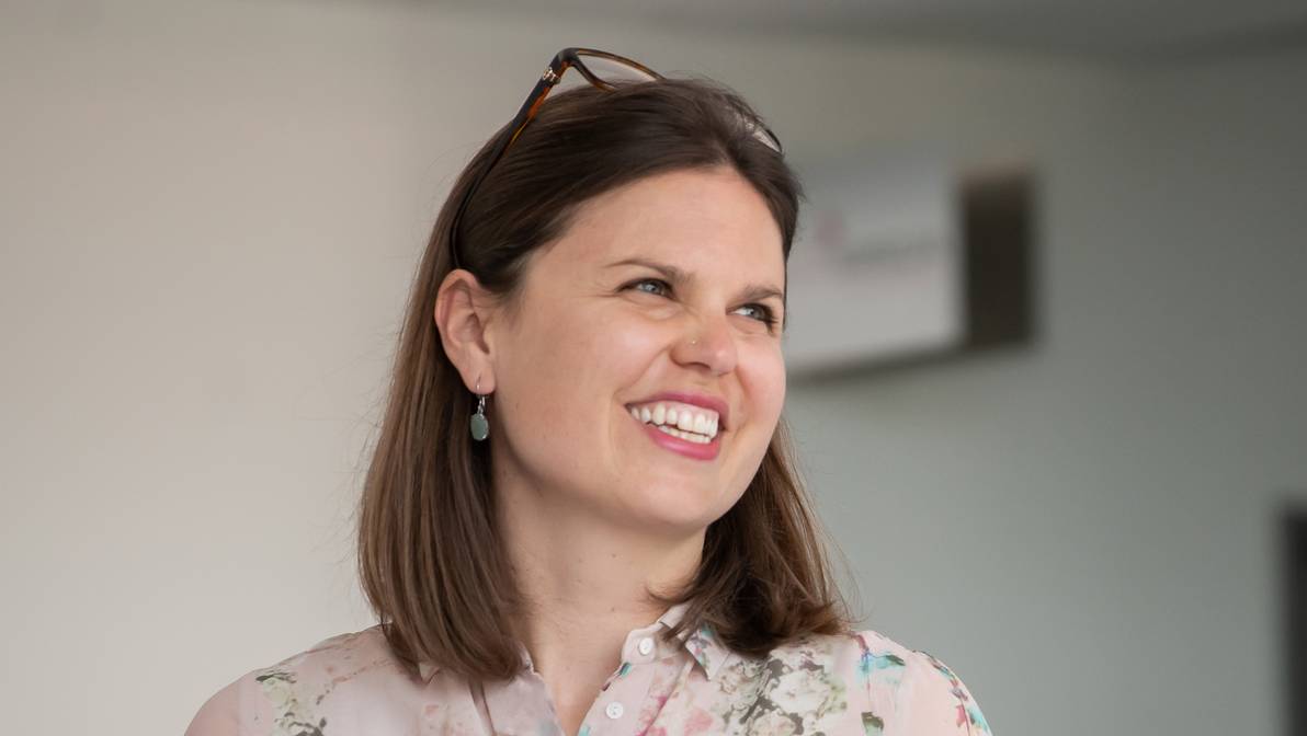 Livia Somerville, Leiterin Reallabor Surselva, Wissenschaftliche Projektleiterin, Departement Entwicklung im alpinen Raum: «Es ist mir ein grosses Anliegen, dass die angestossenen Projekte in der Surselva sich nicht nur von den Effekten auf die wirtschaftliche Leistungsfähigkeit leiten lassen, sondern auch die gesellschaftlichen und ökologischen Auswirkungen frühzeitig beurteilt werden. Wir möchten Entwicklungen begleiten, auf die man auch noch im Jahr 2050 mit einem guten Gefühl zurückblickt.»