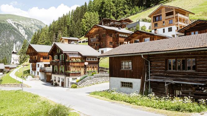 Einheitliche Ausrichtung der Häuser in Davos Monstein: Planungsentscheidungen prägen das Dorfbild stark – genau hier könnte Künstliche Intelligenz künftig eine Rolle spielen.