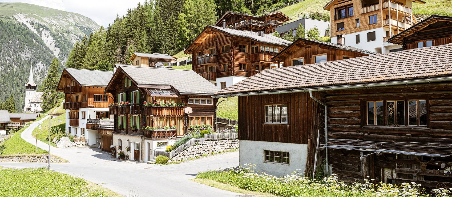 Einheitliche Ausrichtung der Häuser in Davos Monstein: Planungsentscheidungen prägen das Dorfbild stark – genau hier könnte Künstliche Intelligenz künftig eine Rolle spielen.