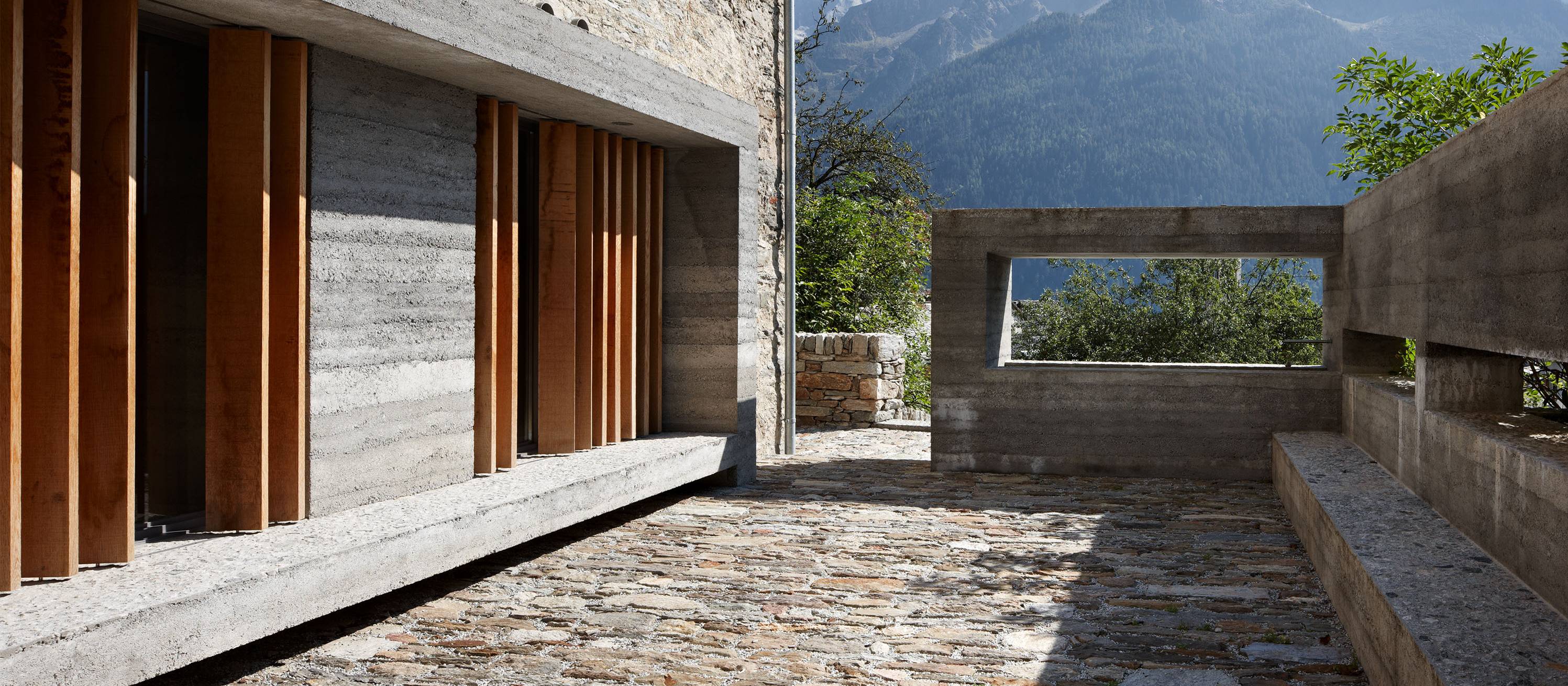 Das ORIGEN Wintertheater ist ein altes Gebäude mit erneuerter Tribüne.