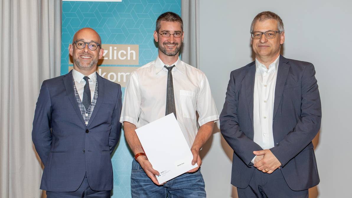 Josua Gamper (Balzers, FL) erhielt das Diplom zum «Master of Advanced Studies in nachhaltigem Bauen», flankiert von Prorektor Prof. Martin Studer sowie Studienleiter Prof. Christian Auer.