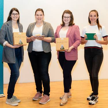Die Gewinnerinnen des Best-Businessplan-Wettbewerbs 2020 mit der «Zurzibieter Torte»: Anja Marquart, Stephanie Lippuner, Tanja Caluori, Sina Zumbühl (v.l.n.r.).