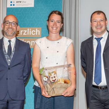 Die beste Absolventin des Master of Advanced Studies in Information Science 2019: Christine Nünlist (Kappel, SO) mit Prorektor Prof. Martin Studer sowie Studienleiter Prof. Ivo Macek.