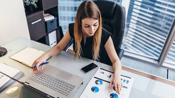 Arbeitnehmerin bei der Arbeit: grafische Darstellung von Daten zur Erklärung vielschichtiger Informationen.