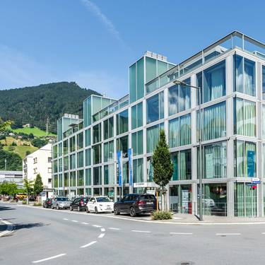 Hubs wie der Technopark Graubünden dienen als zentrale Anlaufstellen für Austausch und Zusammenarbeit. Sie schaffen Räume, in denen Start-ups, Unternehmerinnen und Unternehmer sich begegnen, vernetzen und gemeinsam weiterentwickeln können.