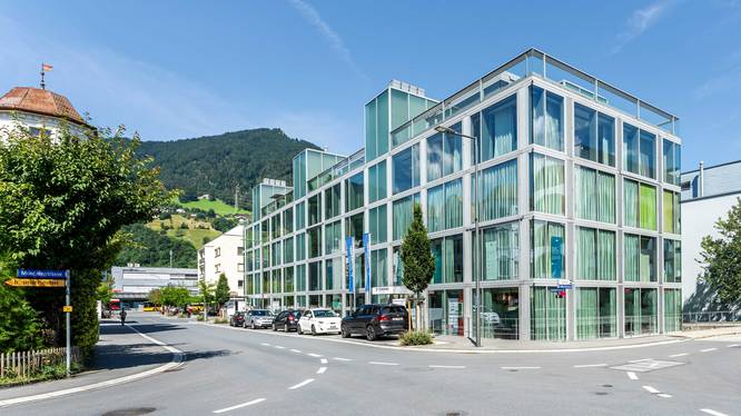 Hubs wie der Technopark Graubünden dienen als zentrale Anlaufstellen für Austausch und Zusammenarbeit. Sie schaffen Räume, in denen Start-ups, Unternehmerinnen und Unternehmer sich begegnen, vernetzen und gemeinsam weiterentwickeln können.