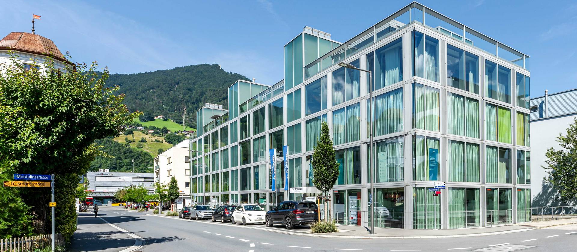 Hubs wie der Technopark Graubünden dienen als zentrale Anlaufstellen für Austausch und Zusammenarbeit. Sie schaffen Räume, in denen Start-ups, Unternehmerinnen und Unternehmer sich begegnen, vernetzen und gemeinsam weiterentwickeln können.