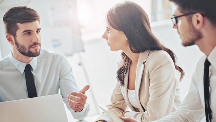 Studierende des Digital Supply Chain Studiums im Gespräch