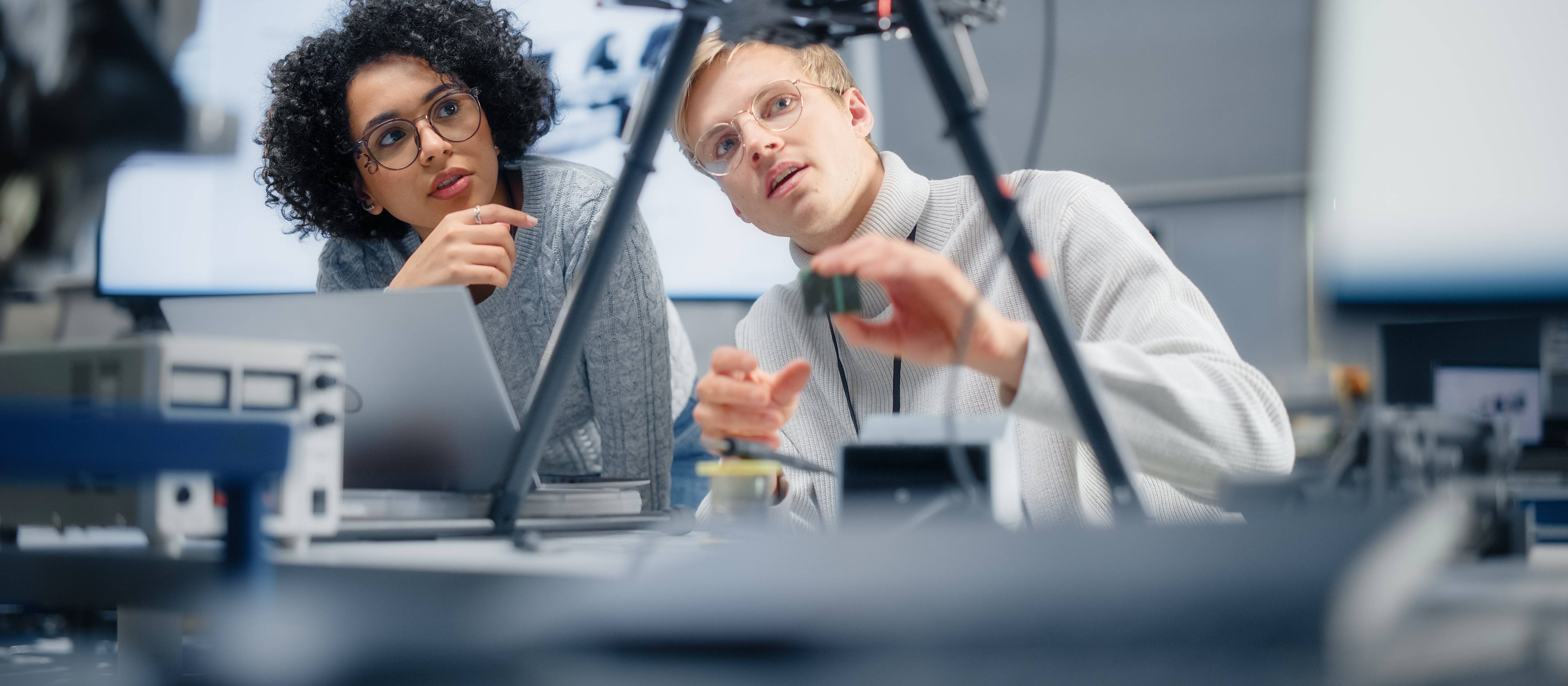 Elektrotechnik Studium: Zwei Studierende arbeiten an einem Praxisprojekt