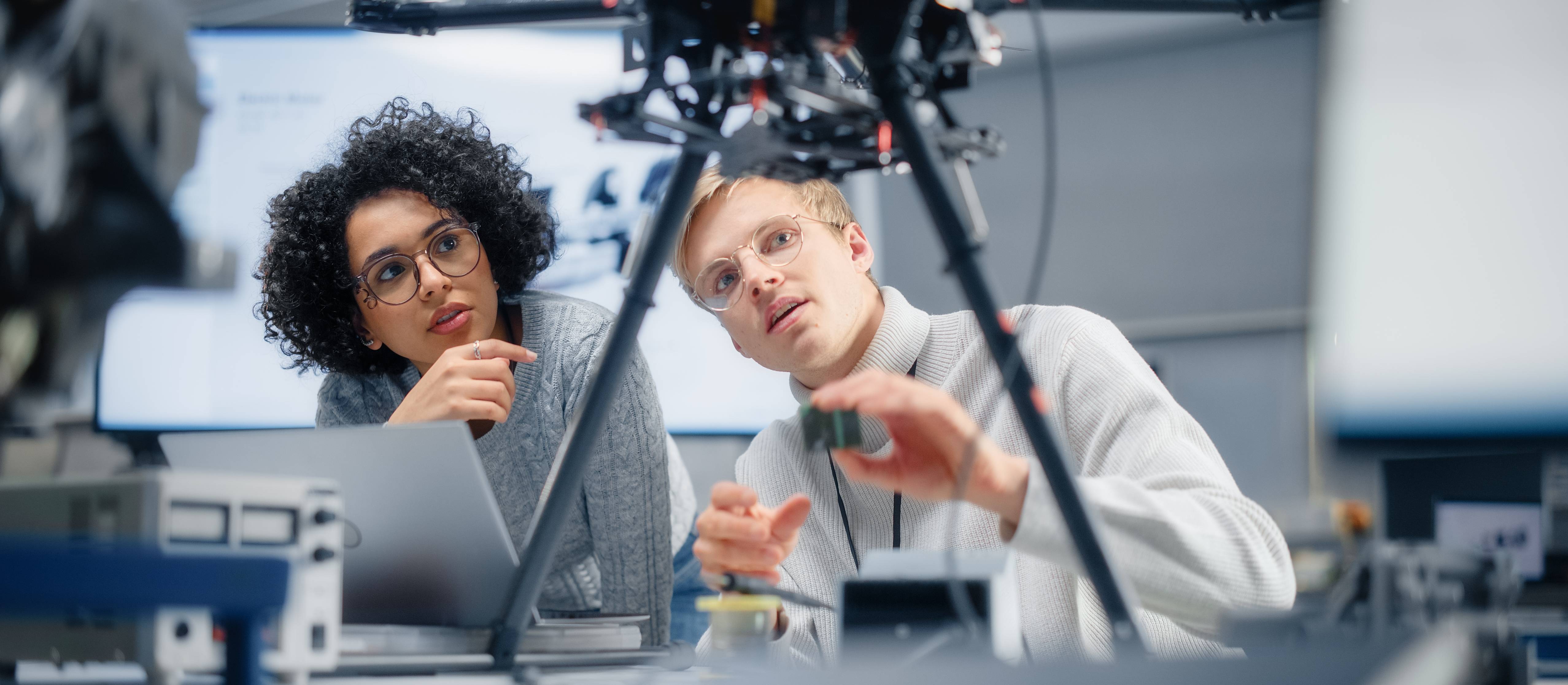 Zwei Studierende experimentieren in einem Labor.