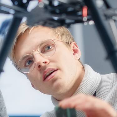 Elektrotechnik Studium: Zwei Studierende arbeiten an einem Praxisprojekt