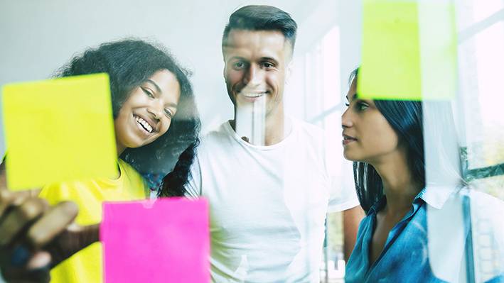 Produkte mit hoher UX heben sich von ihrer Konkurrenz ab Studierende in der UX Designer Ausbildung (Schweiz) beschäftigen sich mit User centered Design.