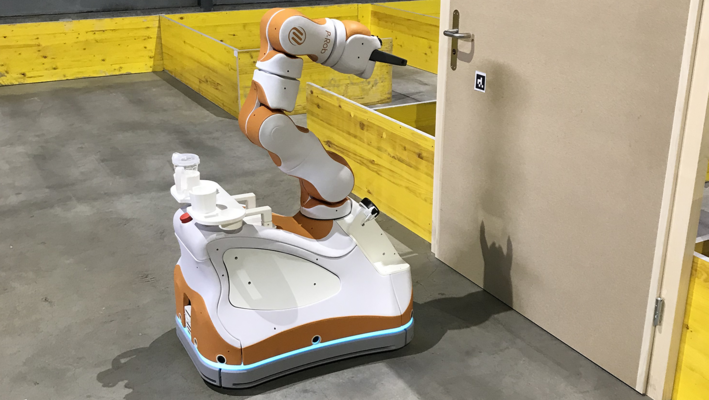 Ein Roboter steht vor einer Tür und scannt einen Code.