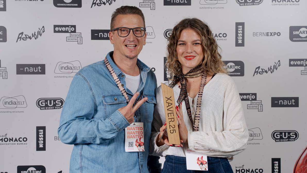 Simone Reinhard, Multimedia-Production-Studentin, und Prof. Roland Köppel, Dozent an der FH Graubünden, nehmen einen XAVER Award 2025 in Bronze für die Arbeiten am Eurovision Song Contest City Handover & Semi-Final Draw 2025 entgegen.