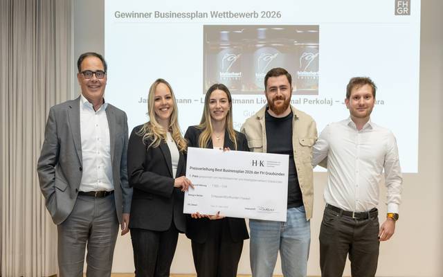 Gewinnen den Best-Businessplan-Wettbewerb 2026 der FH Graubünden, die Betriebsökonomie-Studierenden Jana Gartmann, Jana Tipura, Ermal Perkolaj und Livio Gartmann (v.l.n.r.), mit Preisstifter Andrea Fanzun (ganz links).