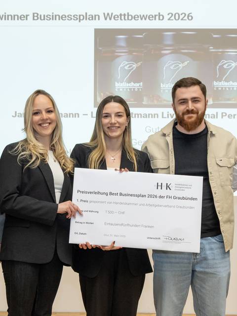 Gewinnen den Best-Businessplan-Wettbewerb 2026 der FH Graubünden, die Betriebsökonomie-Studierenden Jana Gartmann, Jana Tipura, Ermal Perkolaj und Livio Gartmann (v.l.n.r.), mit Preisstifter Andrea Fanzun (ganz links).