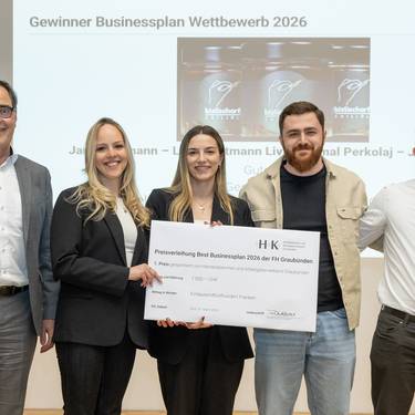 Gewinnen den Best-Businessplan-Wettbewerb 2026 der FH Graubünden, die Betriebsökonomie-Studierenden Jana Gartmann, Jana Tipura, Ermal Perkolaj und Livio Gartmann (v.l.n.r.), mit Preisstifter Andrea Fanzun (ganz links).