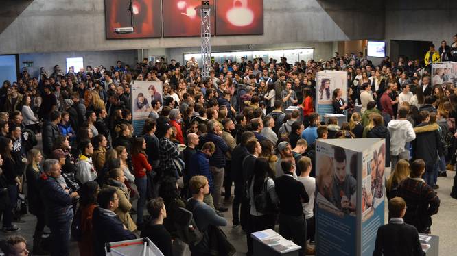 Infotag FH Graubünden Viele Studieninteressierte stehen in der Aula
