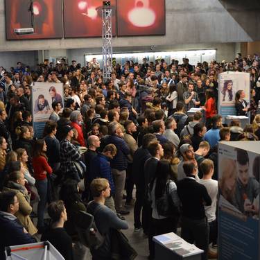 Viele Studieninteressierte stehen in der Aula