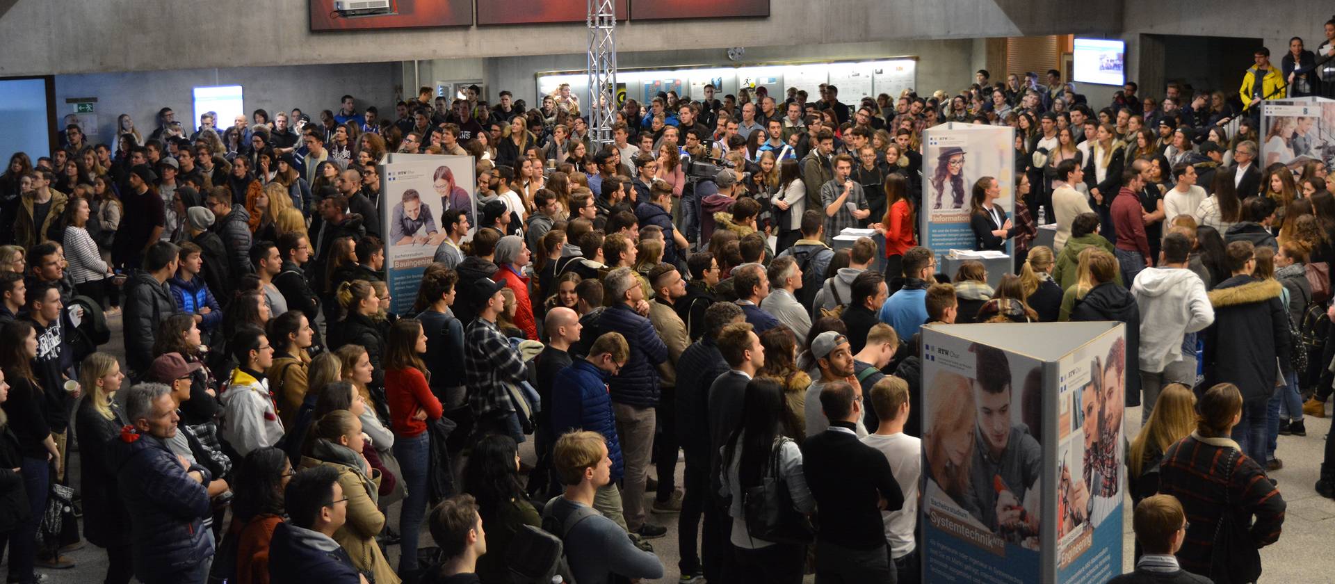 Viele Studieninteressierte stehen in der Aula
