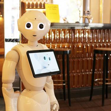 Roboter Pepper in der Hotellobby