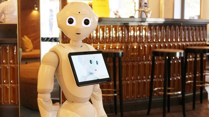 Roboter Pepper in der Hotellobby