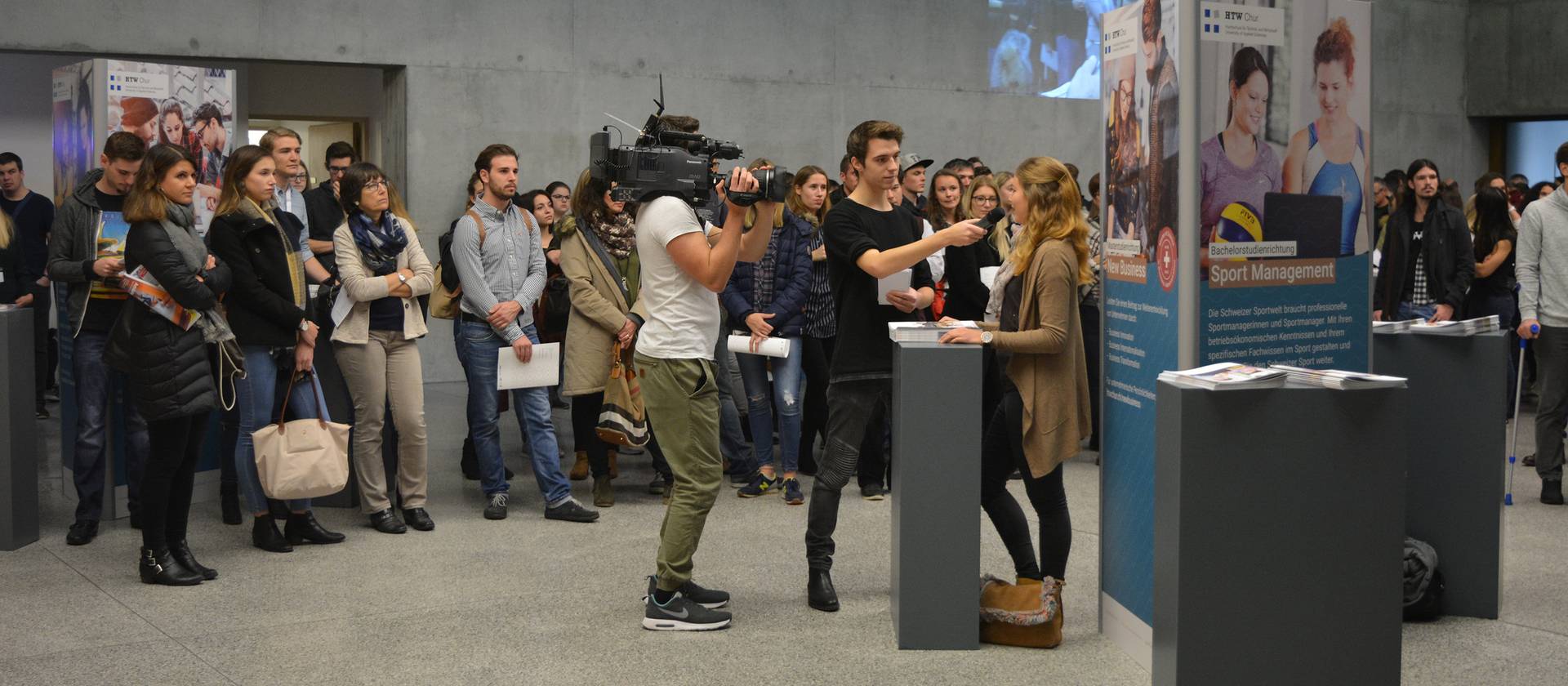 Studentin wird von Moderator über Studium befragt