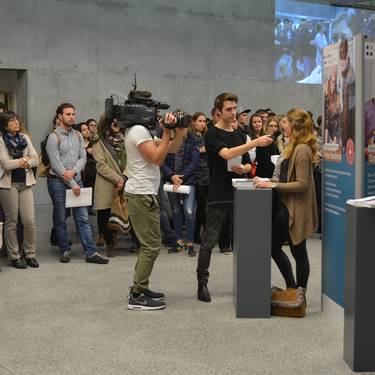 Studentin wird von Moderator über Studium befragt