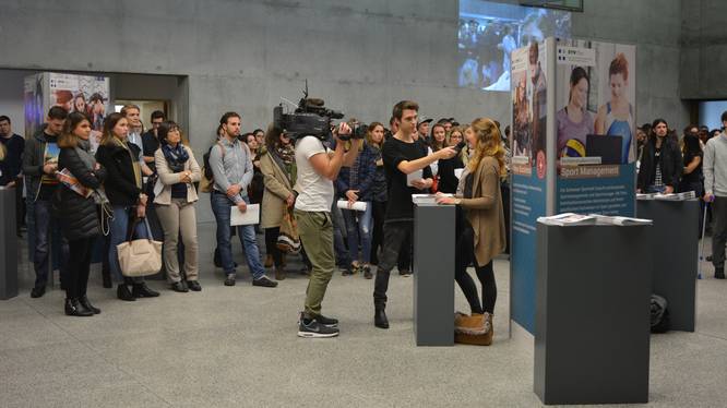 Infotag FH Graubünden Studentin wird von Moderator über Studium befragt