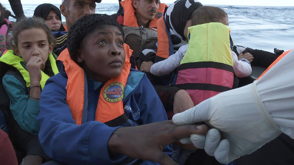 Gerettete Bootsflüchtlinge – Standbild aus dem Film ELDORADO (Bild: Peter Indergand) Gerettete Bootsflüchtlinge – Standbild aus dem Film ELDORADO (Bild: Peter Indergand)