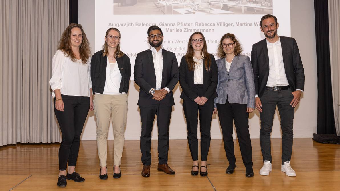 Gewinnerteam des Best-Businessplan-Wettbewerbs 2022 der FH Graubünden (v.l.n.r.): Gianna Pfister, Martina Weiss, Aingarajith Balendra, Rebecca Villiger und Marlies Zimmermann mit Preisstifter Elia Lardi (Geschäftsführer, Handelskammer und Arbeitgeberverband des Kantons Graubünden).