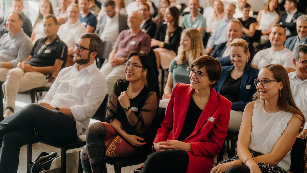 Die Arbeit der Studierenden-Teams der FH Graubünden werden von Jury-Mitgliedern an der Innovators Challenge Award Night gewürdigt.