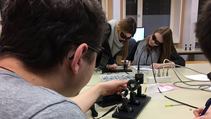 Bei einem Laborversuch sollen die Studierenden die Lasercharakterisierung ermitteln.