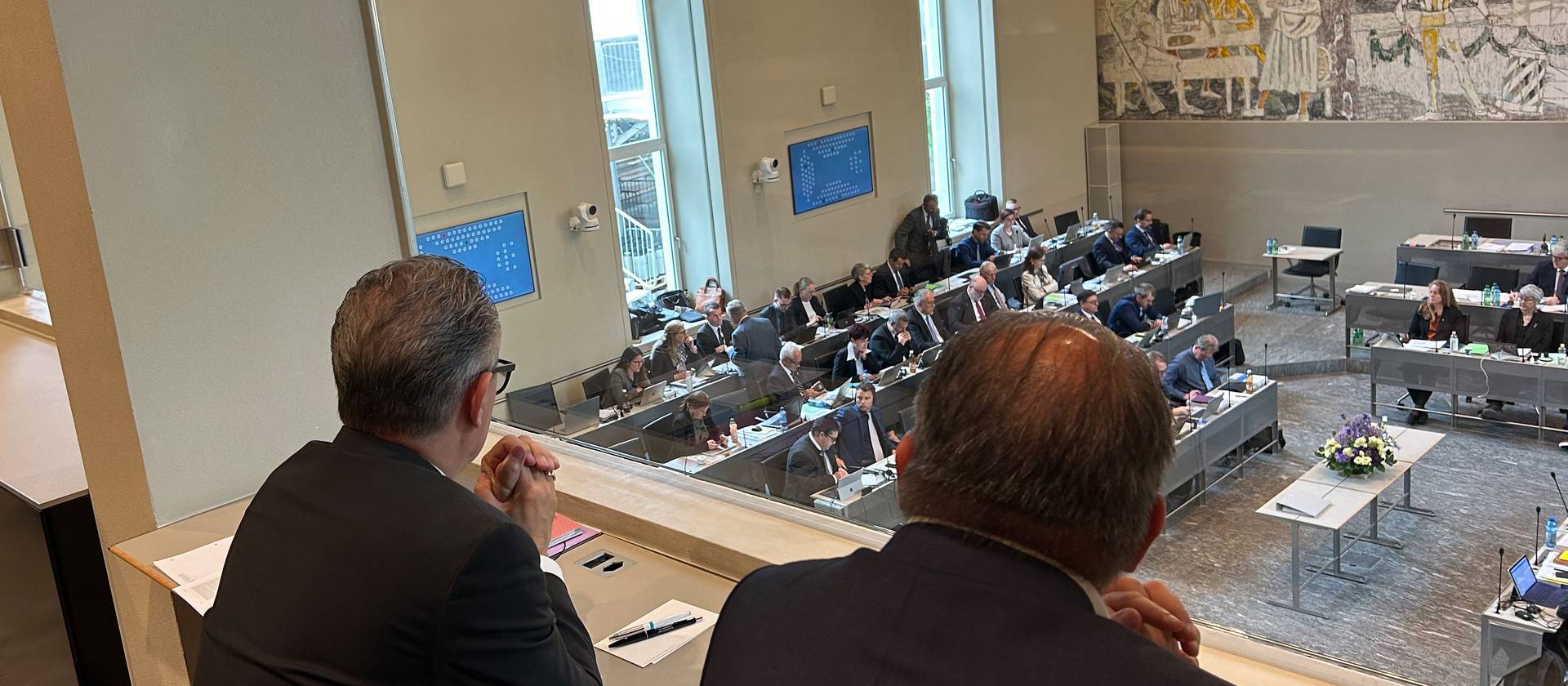 Jürg Kessler und Gian Paolo Curcio während der Junisession 2024 auf der Tribüne im Grossen Rat.