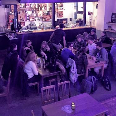 Studierende sitzen in einer Bar