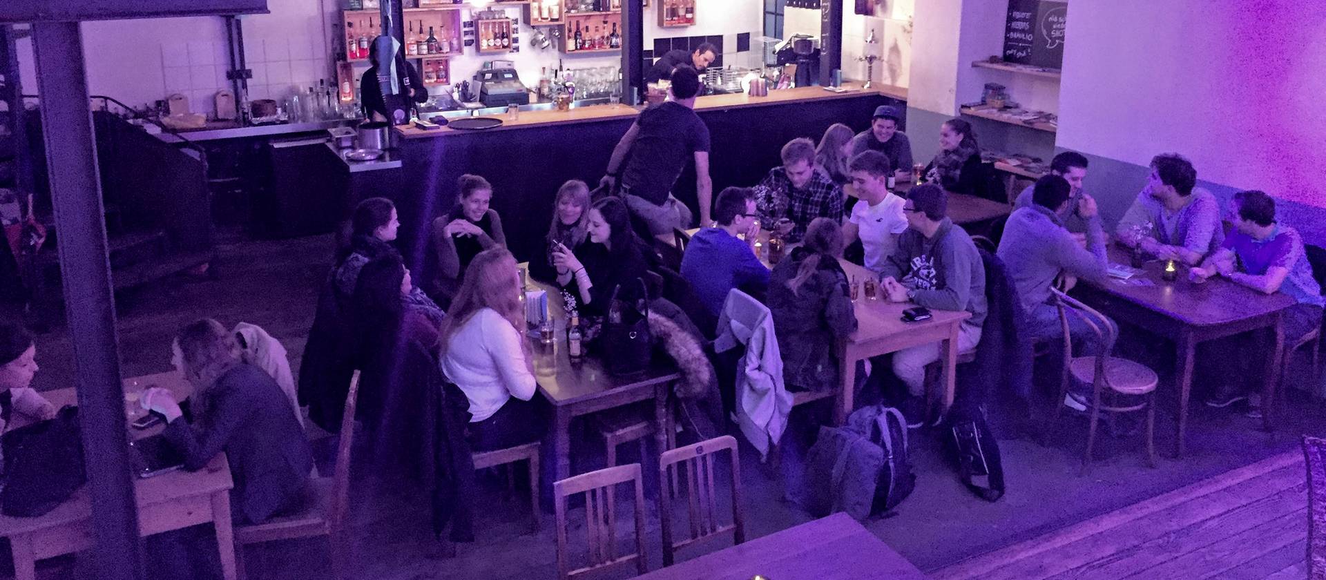 Studierende sitzen in einer Bar