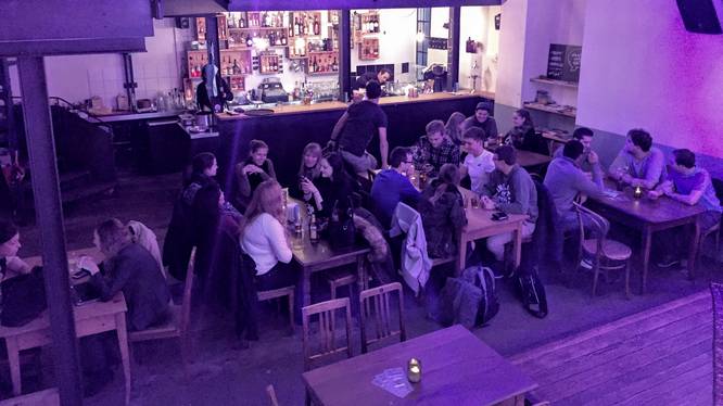 DBM-Studierende Werkstatt Studierende sitzen in einer Bar