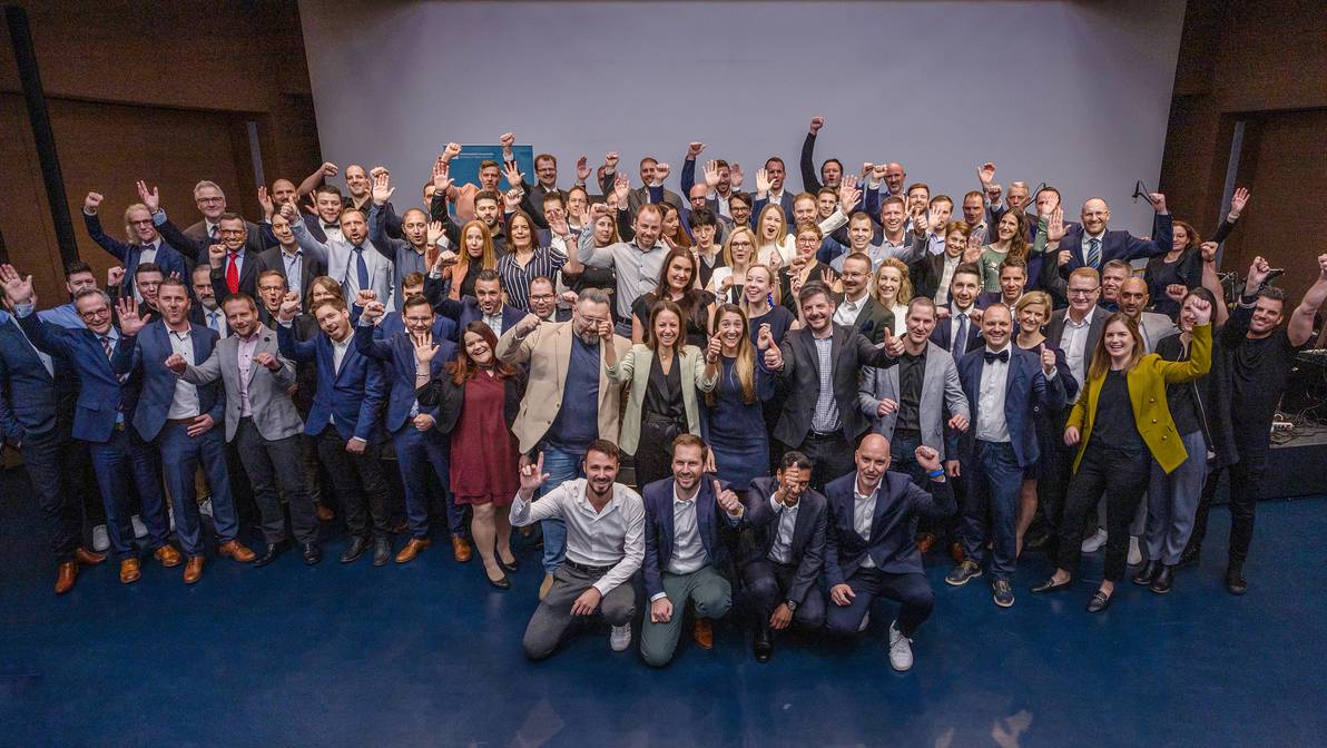 Glückliche Absolventinnen und Absolventen einer Management-Weiterbildung an der Fachhochschule Graubünden.