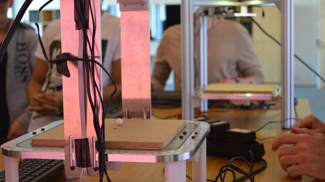 Apparatur mit angebrachtem Brettspiel