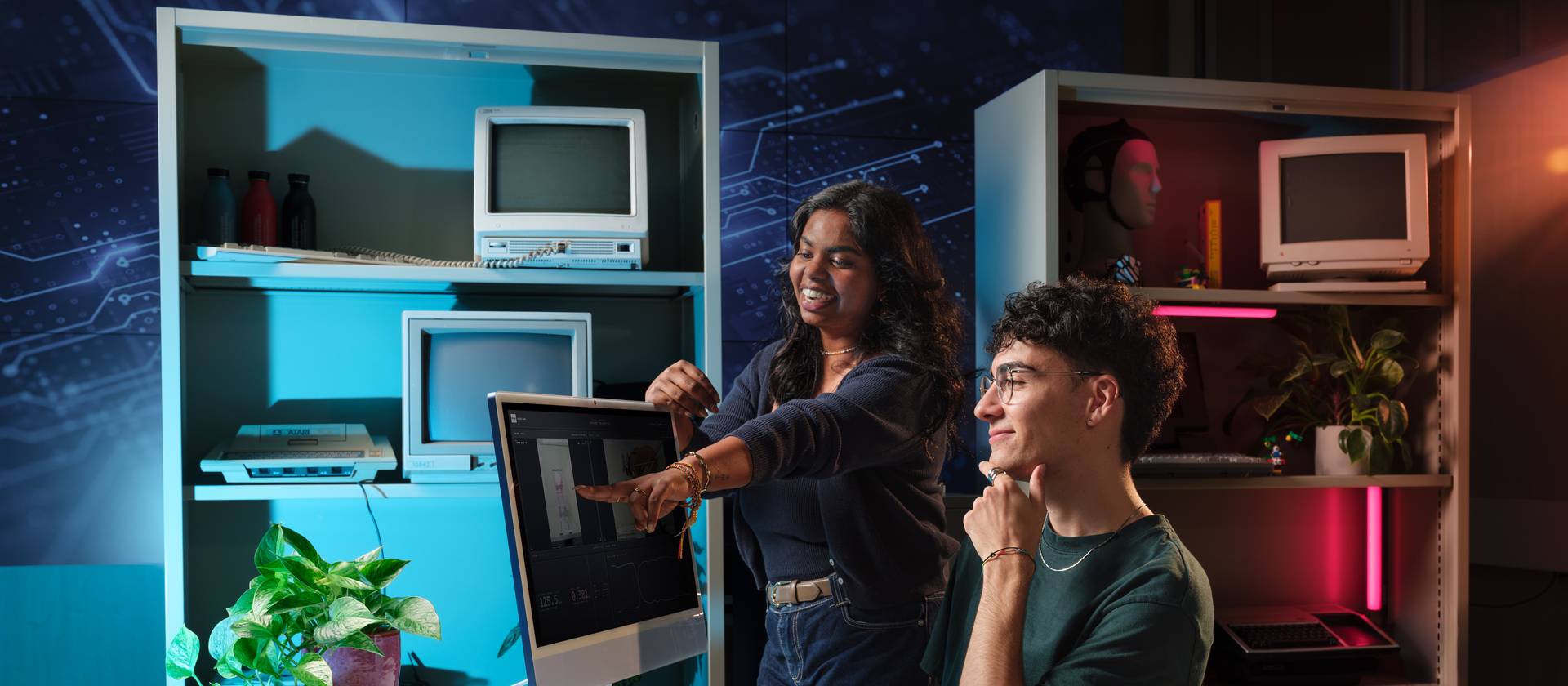 Im Computational and Data Science Studium tauschen sich Studierende aus.
