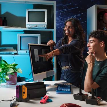 Im Computational and Data Science Studium tauschen sich Studierende aus.
